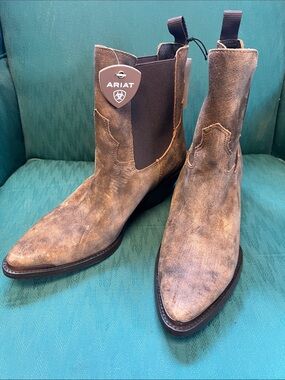 NWT Ariat Shiloh bootie in dark ginger suede